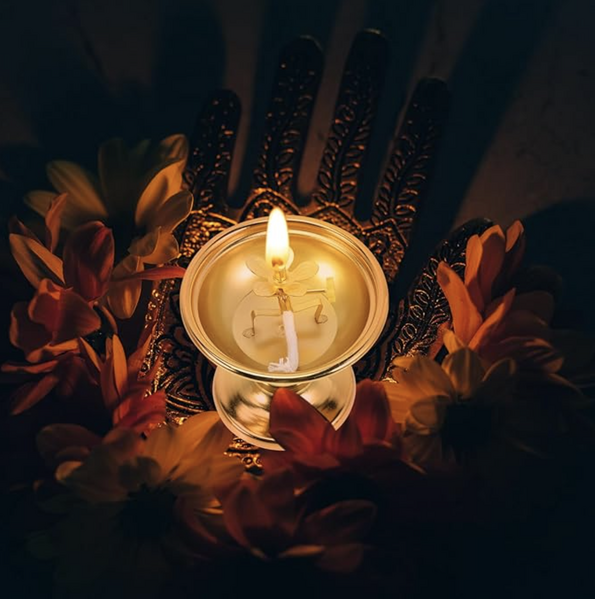 File:Generic lamp for Jataka tale.png