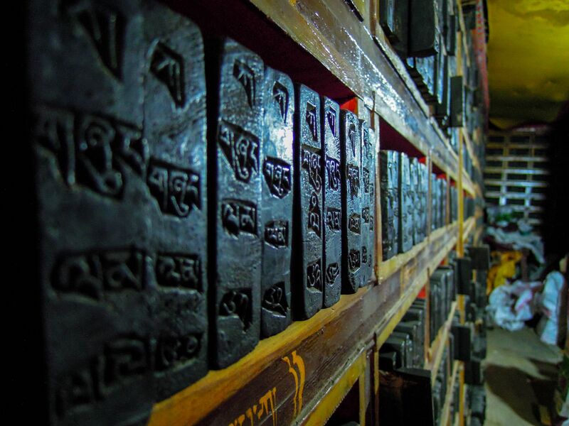 File:Rows and rows of plates, floor to ceiling.jpg